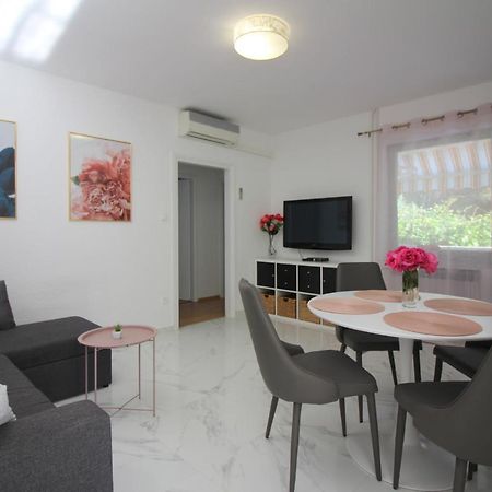 Modern Apartment Sabina With Nice Garden Пореч Экстерьер фото