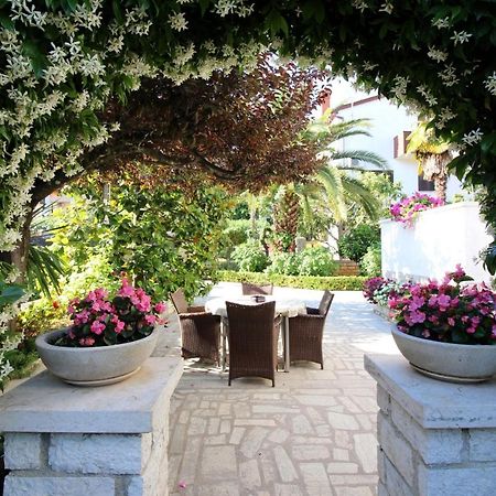 Modern Apartment Sabina With Nice Garden Пореч Экстерьер фото
