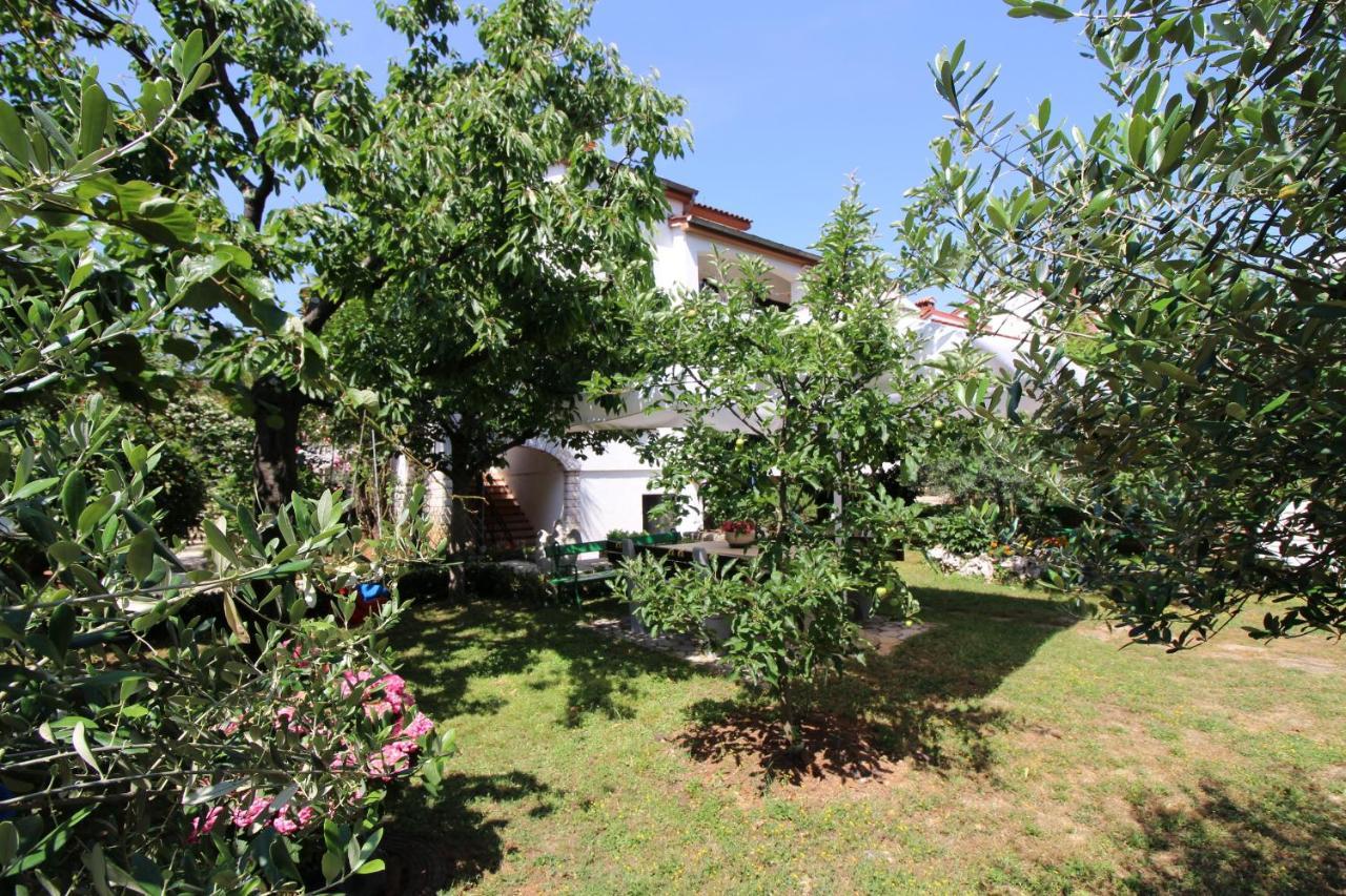 Modern Apartment Sabina With Nice Garden Пореч Экстерьер фото