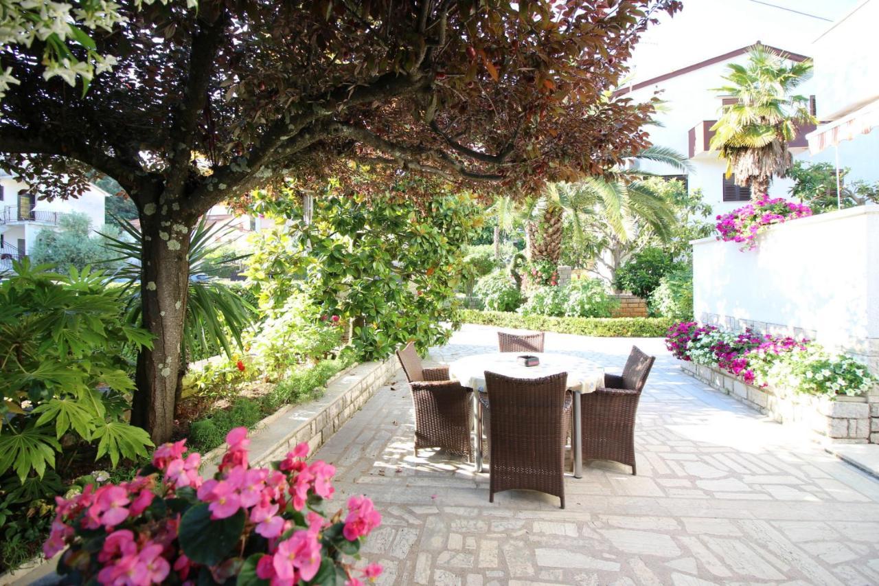 Modern Apartment Sabina With Nice Garden Пореч Экстерьер фото