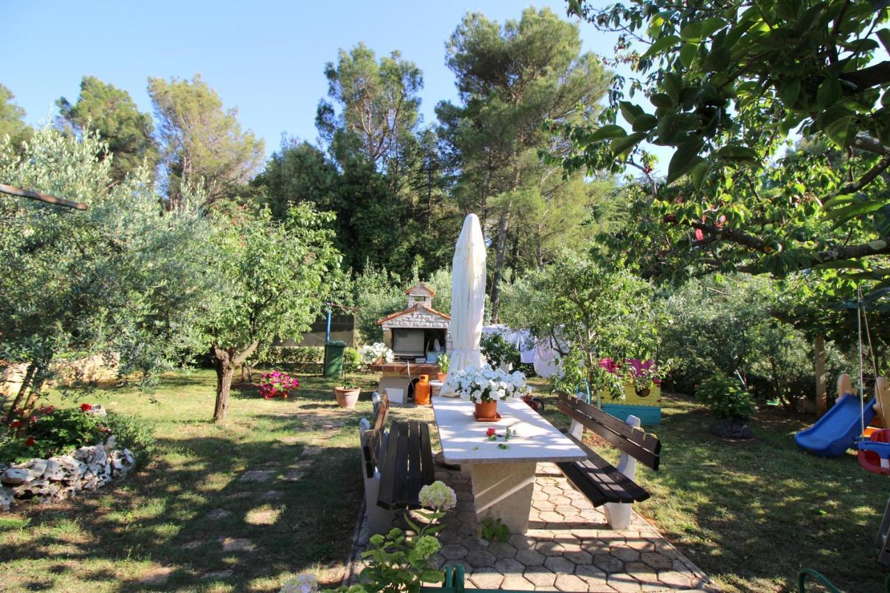 Modern Apartment Sabina With Nice Garden Пореч Экстерьер фото