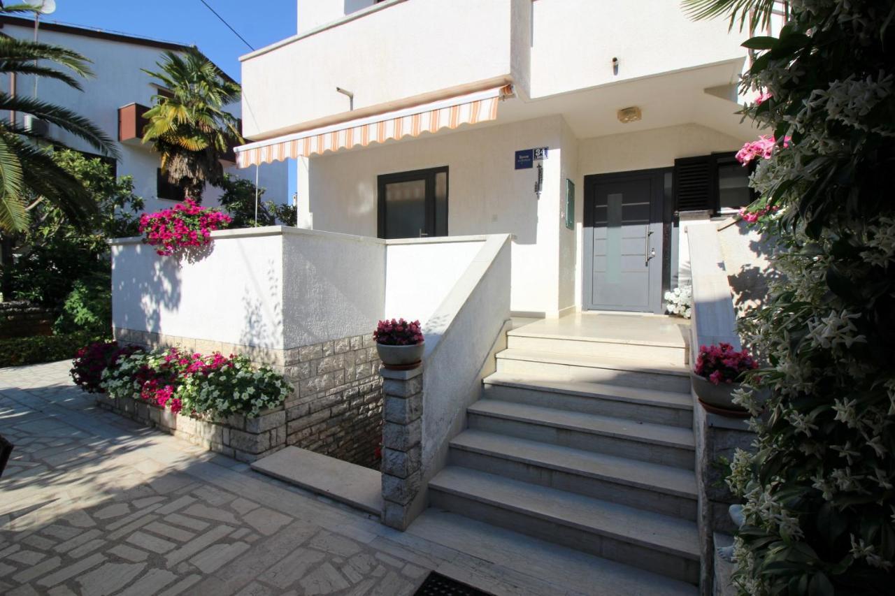 Modern Apartment Sabina With Nice Garden Пореч Экстерьер фото
