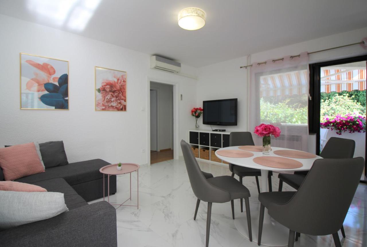 Modern Apartment Sabina With Nice Garden Пореч Экстерьер фото